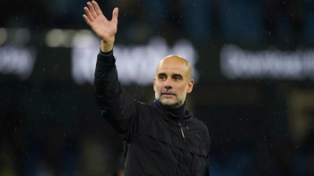 Man City bán sạch đồ dùng trong phòng làm việc của Guardiola