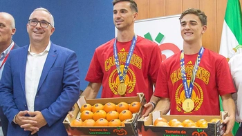 Vô địch World Cup, hai tuyển thủ Tây Ban Nha được tặng… cà chua