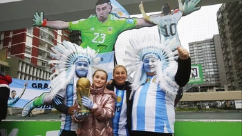 CĐV Argentina xuống đường ‘níu’ thủ môn Martinez ở lại đội tuyển