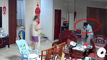 Vợ hết cười khi trêu chồng đang test flycam