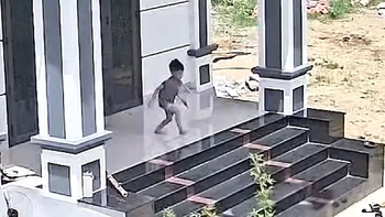 Bé trai tiếp đất bằng mông vì nghĩ mình là Người Nhện