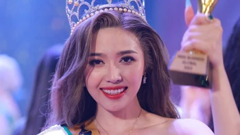 Vương miện hoa hậu 3 tỉ đồng được đúc bằng bạc Ý nguyên khối xi