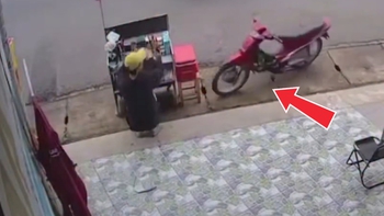 Chàng trai hú hồn khi xe máy không người lái tông sập quầy