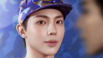 Ca sĩ Erik xin lỗi, vội 'tẩy trang' chụp lại poster 'Sao nhập ngũ'