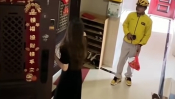 Cô gái ngượng đỏ mặt vì đang yêu đời thì bị người khác nhìn thấy