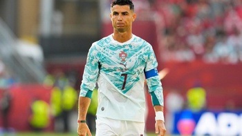 Hành động ấm lòng của Ronaldo với fan là nạn nhân động đất ở Venezuela
