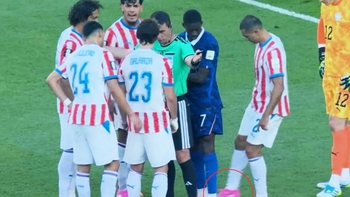 Sao Paraguay gây tranh cãi vì cào chấm phạt đền ở World Cup