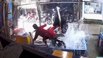 Cô gái lao gọn xe máy vào vựa hải sản