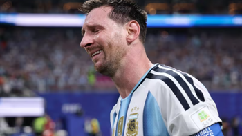 Messi bật khóc sau màn ngược dòng nghẹt thở của Argentina