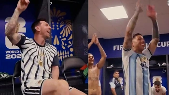 Các cầu thủ Argentina nhảy nhót trong phòng thay đồ khi thắng Ai Cập
