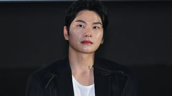 'Thánh hài' Lee Yi Kyung quỳ gối tri ân fan Việt