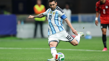 Messi giận... chính mình dù giúp Argentina thoát hiểm ở World Cup