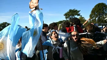 Argentina thoát hiểm ở World Cup, Buenos Aires náo loạn