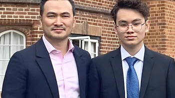 Con trai Chi Bảo làm thạc sĩ luật ở London, kiêm đầu bếp gia đình