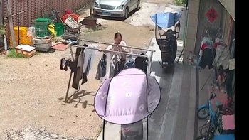 Cô gái ôm sào phơi đồ đi ra đi vào mỏi chân vì trời nắng mưa thất thường
