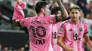 De Paul cởi áo, khoảnh khắc khiến Messi ấm lòng