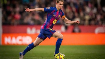 Đi World Cup bị chấn thương, De Jong trở về lại căng thẳng với Barca
