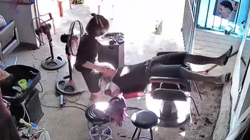 Thanh niên ngã chổng vó vì chiếc ghế 'hư hỏng'