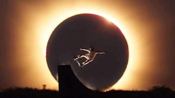 Skater Tây Ban Nha tung cú trick giữa nhật thực đẹp như phim