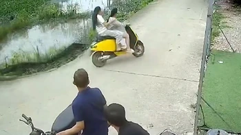 Hai cô gái ôm cua lao đi như một cơn gió rồi 'hạ cánh' xuống ao