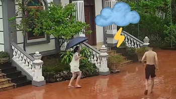 Chụp ảnh dưới trời mưa, hai vợ chồng bất ngờ được chèn 'hiệu ứng' đặc biệt