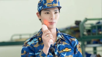 Erik bị nhắc nhở vì mang nhiều đồ trang điểm ở 'Sao nhập ngũ'