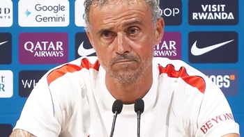 Bị hỏi đội hình PSG, HLV Enrique đẩy ‘trách nhiệm’ cho... bà xã