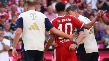 Sao Bayern Munich suýt xỉu trên sân vì nắng nóng