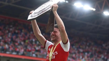 Declan Rice gặp sự cố đau mà vui khi ăn mừng Siêu cúp Anh