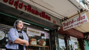 Cửa hàng súng ở Bangkok chuyển sang… bán bánh mì