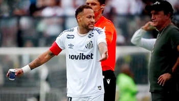 Neymar là ‘nạn nhân’ đầu tiên của luật mới dành cho... thủ môn