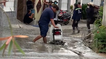 Phớt lờ cảnh báo, người đàn ông mắc kẹt giữa đoạn đường đang làm dở
