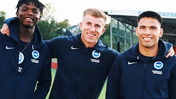 Cầu thủ Brighton tặng vé, đồ ấm cho CĐV tháp tùng đến Na Uy
