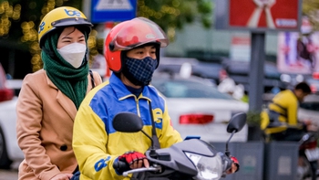 Làm gì để người chạy xe công nghệ, bán vé số, thợ xây có lương hưu?