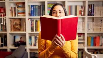 Người trẻ mua sách cũ theo mét để... trang trí