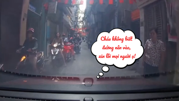 Ô tô đi vào ngõ nhỏ giờ cao điểm, tài xế liên tục xin lỗi mọi người