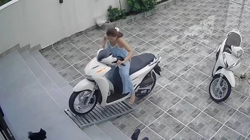 Cô gái ngã sõng soài khi lùi xe SH xuống sân