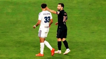 Messi có nguy cơ bị phạt vì... vỗ đầu đối thủ