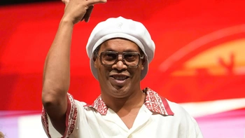 Ronaldinho đầu quân đội bóng Serie C, trở lại bóng đá chuyên nghiệp