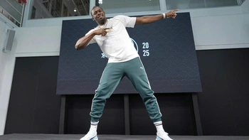 Fan háo hức chờ xem ‘Tia chớp’ Usain Bolt… đá banh