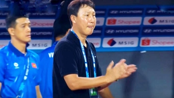 Thầy Kim thay người, Thái Lan ‘tắt điện’