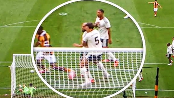 Hậu vệ Man Utd ‘kèm’ nhau để đội nhà bị thủng lưới
