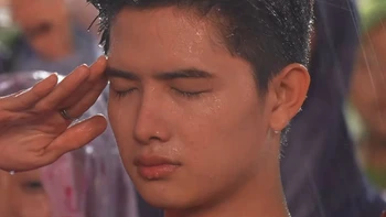 Netizen đòi 'nổ in4' chàng trai đang viral với hình ảnh chào cờ dưới mưa