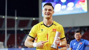 HLV Kim Sang Sik 'mượn' Messi, Ronaldo để khen Lê Giang Patrik