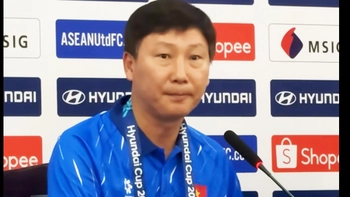 HLV Kim Sang Sik: Có lẽ tôi phải tắt điện thoại từ bây giờ