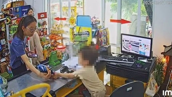 'Thu ngân nhí' chưa tròn 3 tuổi đã có 2 năm kinh nghiệm phụ mẹ bán hàng