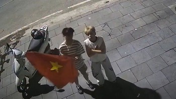 Thanh niên trả lại cờ sau khi 'đi bão' ASEAN Cup thế nào mà netizen khen 'ngoan'?