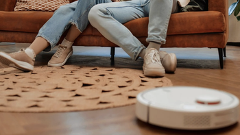 Chồng thắng kiện nhờ robot hút bụi nhưng lãnh án tù vì quay lén