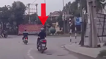 Nữ ninja gặp nạn vì chạy xe máy kiểu 'dương đông kích tây'