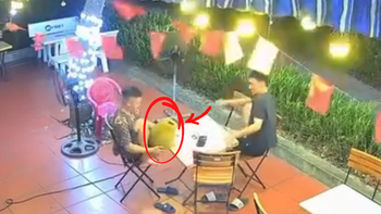 Thanh niên đang ngồi uống cà phê thì được 'hưởng lộc trời cho'